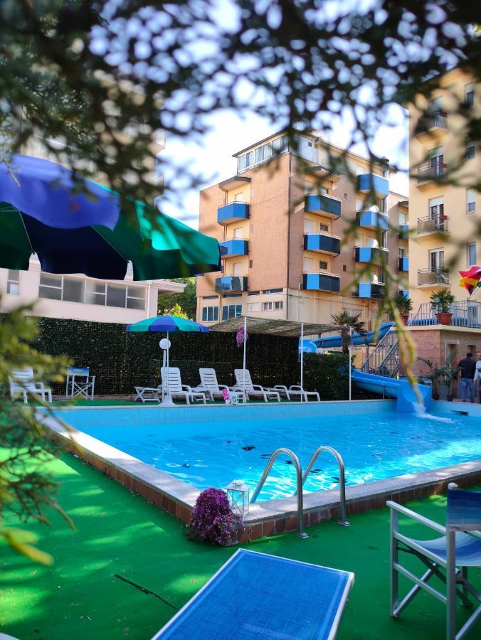 Club Hotel Residence Cesenatico Buitenkant foto